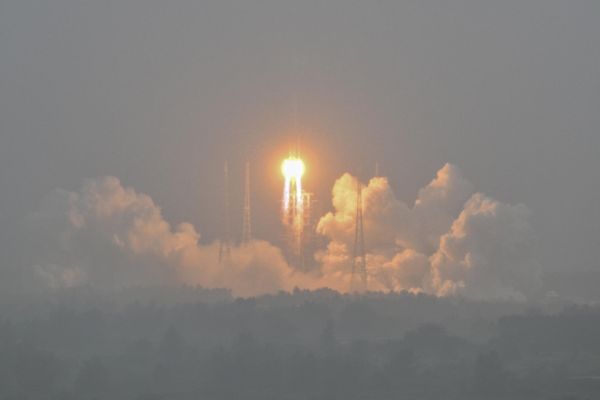 The Long March 5 rocket following China's successful space launch. - Sputnik International