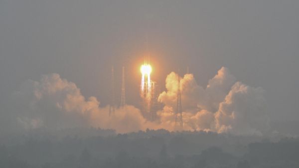A Long March 5 rocket, carrying the Chang'e-6 mission lunar probe, lifts off as it rains at the Wenchang Space Launch Center in southern China's Hainan Province - Sputnik International
