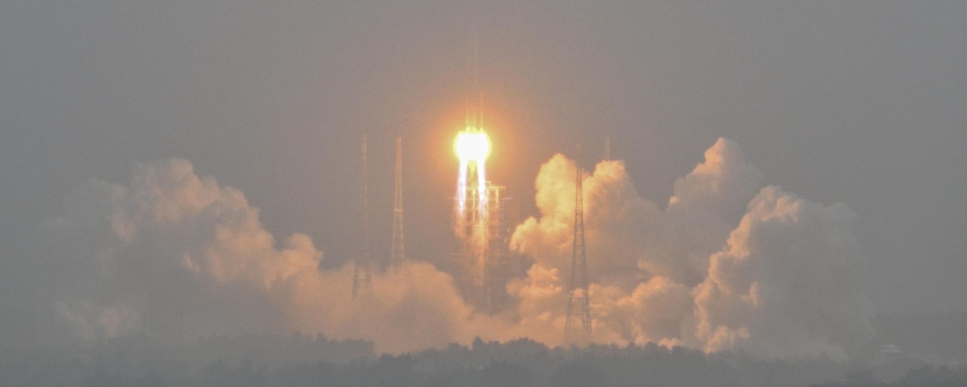 A Long March 5 rocket, carrying the Chang'e-6 mission lunar probe, lifts off as it rains at the Wenchang Space Launch Center in southern China's Hainan Province - Sputnik International, 1920, 03.05.2024