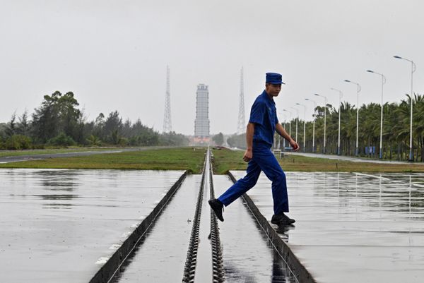A guard walks near the launch platform for the Chang'e-6 mission of the China Lunar Exploration Programme at the Wenchang Space Launch Center in southern China's Hainan province. - Sputnik International