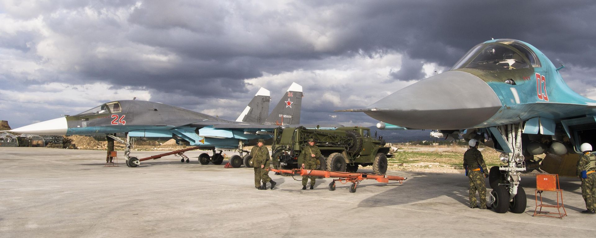 A pair of Russian Su-34 bombers are being readied for action at Hemeimeem air base in Syria on Wednesday Jan. 20, 2016 A pair of Russian Su-34 bombers are being readied for action at Hemeimeem air base in Syria on Wednesday Jan. 20, 2016 - Sputnik International, 1920, 16.12.2024