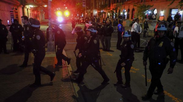 Members of the New York Police Department strategic response team move towards an entrance to Columbia University, Tuesday, April 30, 2024, in New York. After entering the campus, a contingent of police officers approached Hamilton Hall, the administration building that student protesters began occupying in the morning. (AP Photo/Julius Motal) Members of the New York Police Department strategic response team move towards an entrance to Columbia University, Tuesday, April 30, 2024, in New York. After entering the campus, a contingent of police officers approached Hamilton Hall, the administration building that student protesters began occupying in the morning. (AP Photo/Julius Motal) - Sputnik International