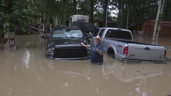 A man waves at Texas Parks & Wildlife Department game wardens as they arrive by boat to rescue residents from floodwaters in Liberty County, Texas, on Saturday, May 4, 2024 - Sputnik International