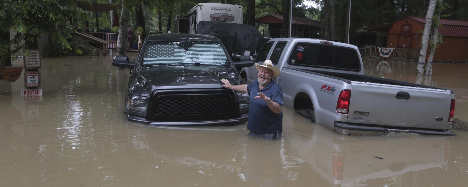 A man waves at Texas Parks & Wildlife Department game wardens as they arrive by boat to rescue residents from floodwaters in Liberty County, Texas, on Saturday, May 4, 2024 - Sputnik International, 1920, 05.05.2024