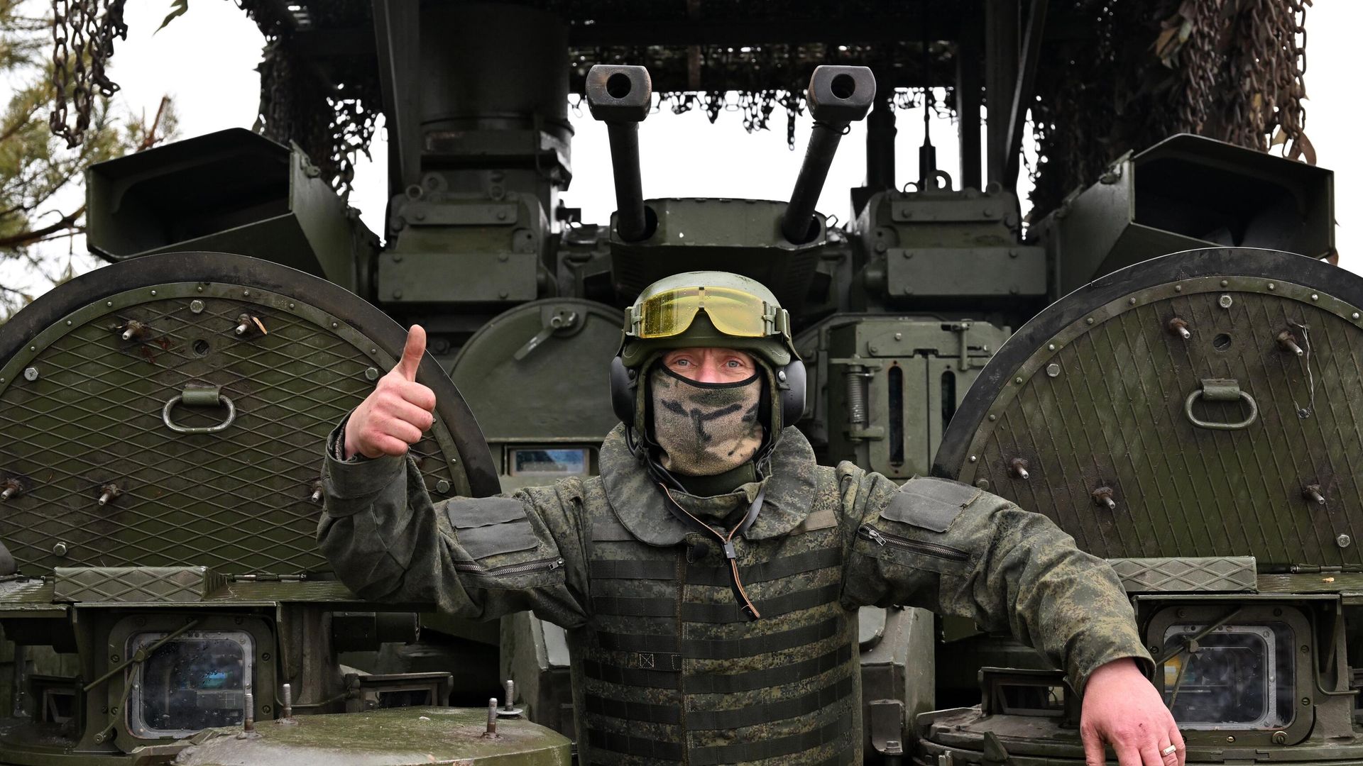 A serviceman of Russian Central Military District gives a thumbs-up - Sputnik International, 1920, 30.06.2024