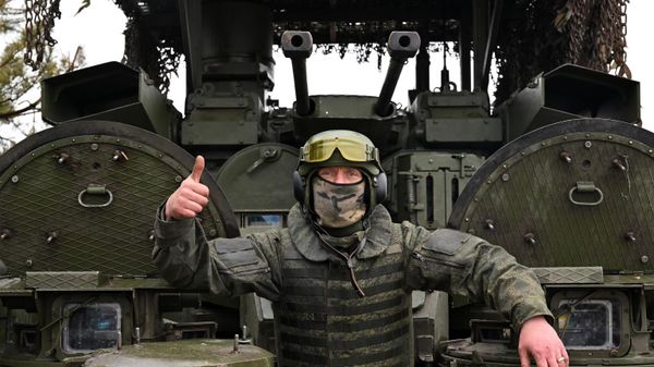 A serviceman of Russian Central Military District gives a thumbs-up - Sputnik International