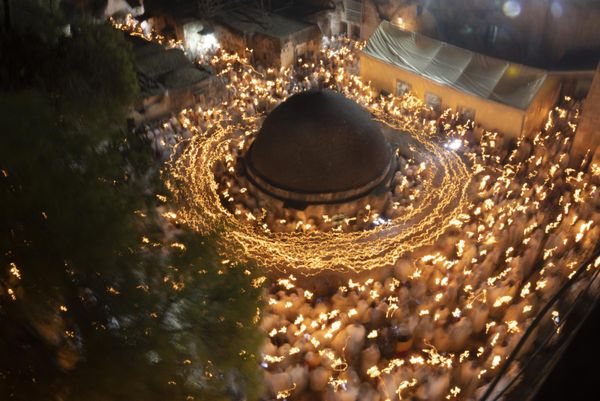Ethiopian Orthodox Christian pilgrims hold candles during a ceremony of the Holy Fire at the Deir Al-Sultan Monastery on the roof of the Holy Sepulchre Church in Jerusalem's Old City on the eve of Orthodox Easter. - Sputnik International