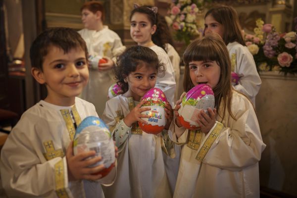 Children of ROmania's Armenian community hold chocolate eggs that they received at the end of an Orthodox Easter religious service at the Armenian cathedral in Bucharest. - Sputnik International
