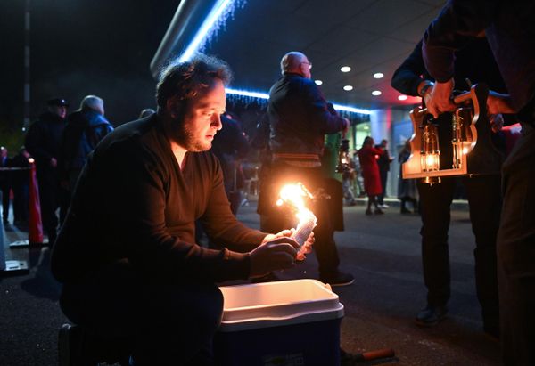 Faithful at the Vnukovo Airport in Moscow greet the arrival of a flight from Jerusalem carryingthe Holy Flame. - Sputnik International