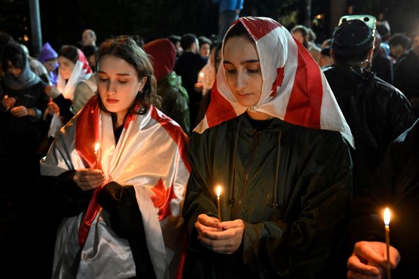 Protesters against the controversial "foreign influence" bill celebrate Orthodox Easter in front of the Kashveti Church next to the Georgian parliament in Tbilisi. - Sputnik International