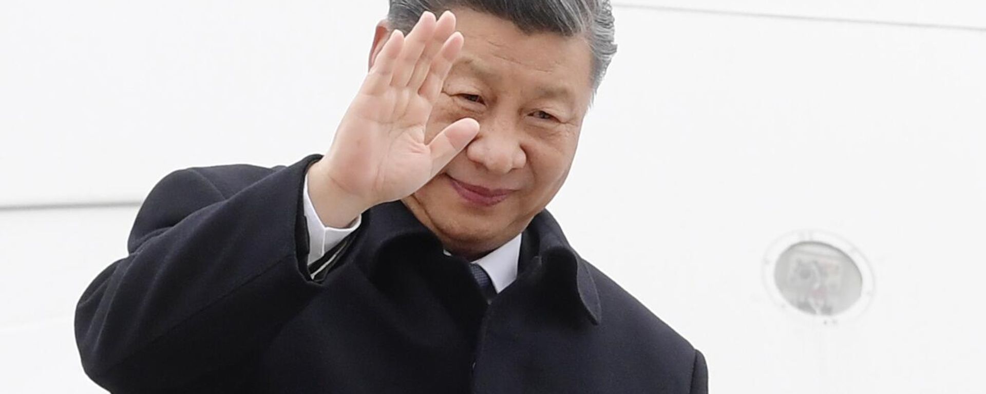 Chinese President Xi Jinping waves as he boards a plane - Sputnik International, 1920, 06.05.2024