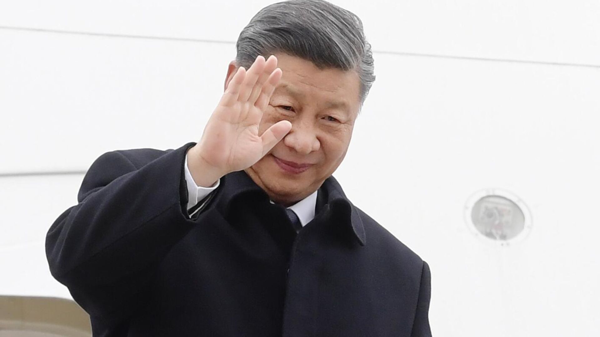 Chinese President Xi Jinping waves as he boards a plane - Sputnik International, 1920, 06.05.2024