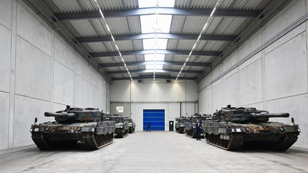 Leopard 2 tanks are pictured at a production line. - Sputnik International