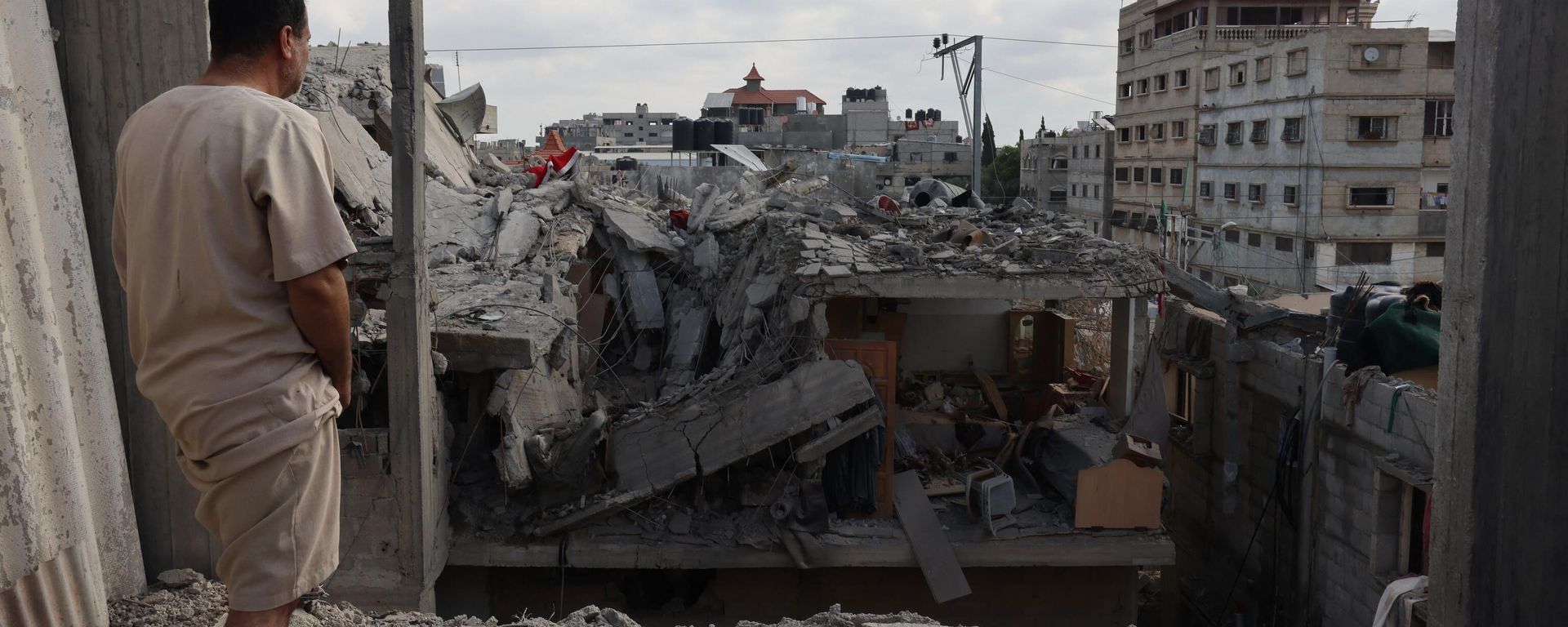 A Palestinian looks at the damage to buildings after Israeli bombardment in Rafah in the southern Gaza Strip, on April 29, 2024 amid the ongoing conflict between Israel and the Palestinian militant group Hamas - Sputnik International, 1920, 07.05.2024