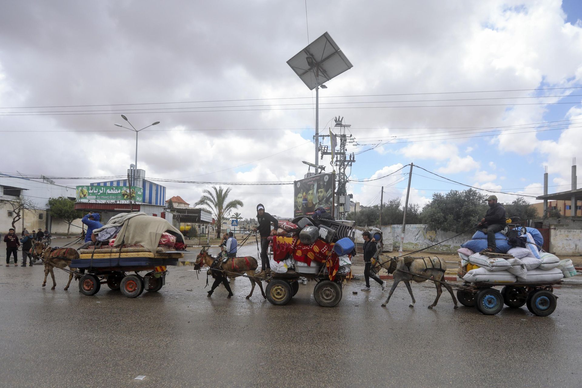Palestinians flee from the eastern side of the southern Gaza city of Rafah after the Israeli army orders them to evacuate ahead of a military operation, in Rafah, Gaza Strip, Monday, May 6, 2024. - Sputnik International, 1920, 07.05.2024