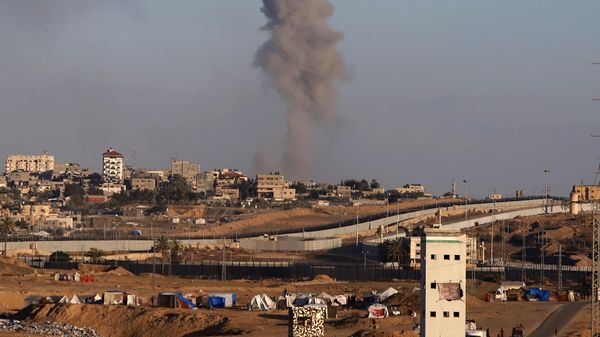 Smoke rises following an Israeli airstrike on buildings near the separating wall between Egypt and Rafah, southern Gaza Strip, Monday, May 6, 2024. - Sputnik International