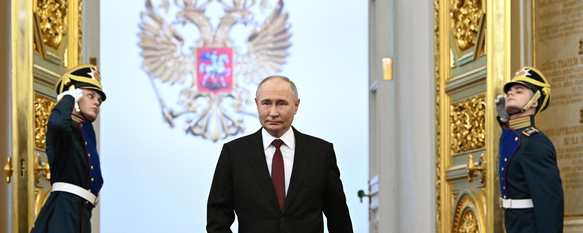 Russian President Vladimir Putin walks before his inauguration ceremony - Sputnik International, 1920, 13.05.2025