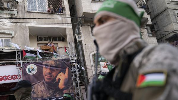 Residents watch from balconies as Hamas militants parade through the streets for Bassem Issa, a top Hamas' commander, who was killed by Israeli Defense Force military actions prior to a cease-fire reached after an 11-day war between Gaza's Hamas rulers and Israel, in Gaza City, Saturday, May 22, 2021 - Sputnik International