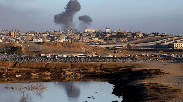 Smoke rises following an Israeli airstrike on buildings near the separating wall between Egypt and Rafah, southern Gaza Strip, Monday, May 6, 2024. Smoke rises following an Israeli airstrike on buildings near the separating wall between Egypt and Rafah, southern Gaza Strip, Monday, May 6, 2024. - Sputnik International