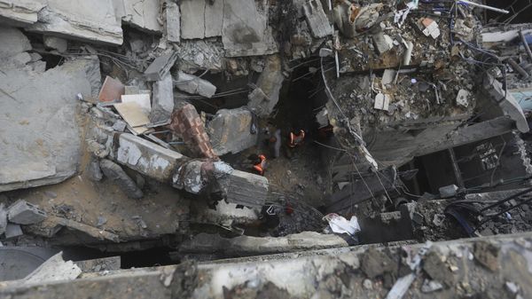 Palestinians look at the destruction after an Israeli strike on residential building in Rafah, Gaza Strip, Tuesday, May 7, 2024. Palestinians look at the destruction after an Israeli strike on residential building in Rafah, Gaza Strip, Tuesday, May 7, 2024. - Sputnik International