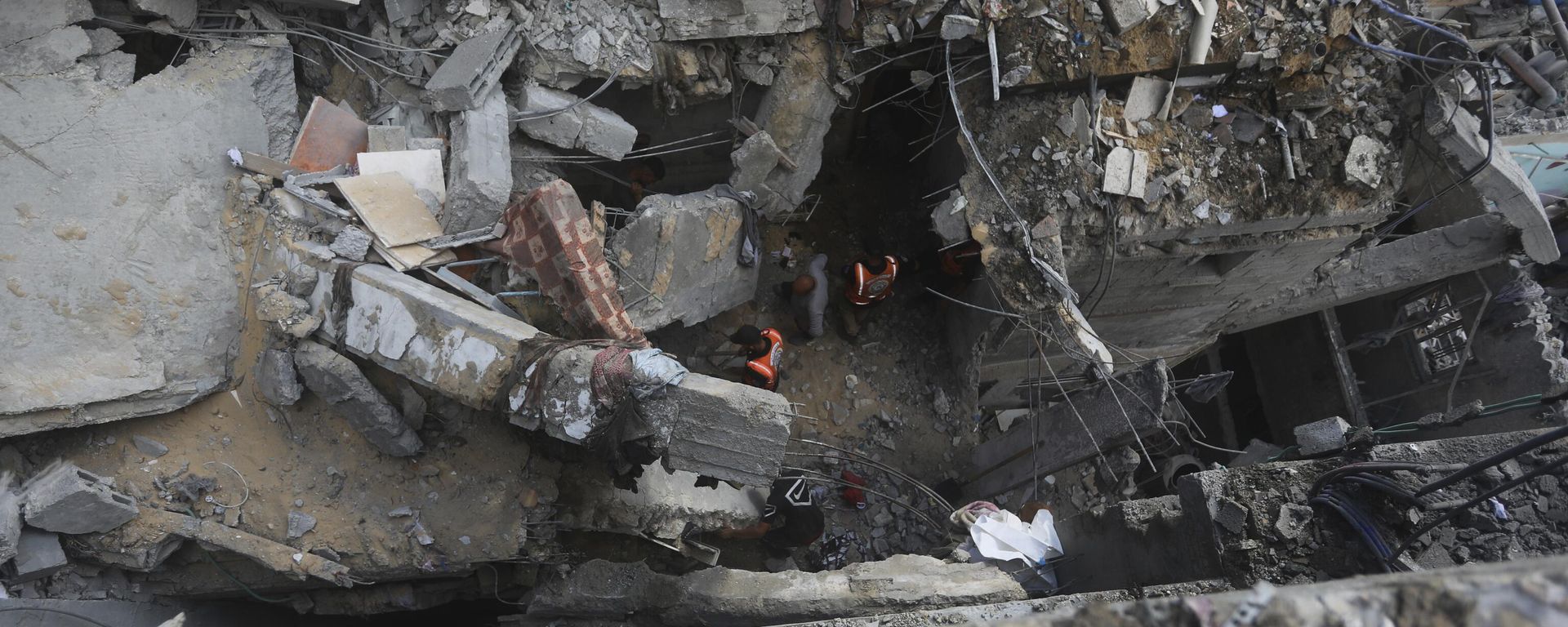 Palestinians look at the destruction after an Israeli strike on residential building in Rafah, Gaza Strip, Tuesday, May 7, 2024. Palestinians look at the destruction after an Israeli strike on residential building in Rafah, Gaza Strip, Tuesday, May 7, 2024. - Sputnik International, 1920, 09.05.2024