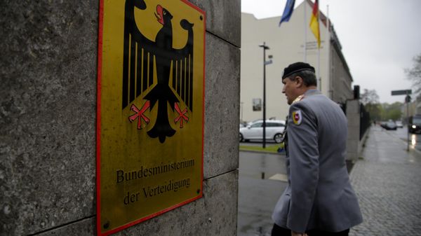 A German forces Bundeswehr officer enters the German Defense Ministry prior to a meeting between Defense Minister Ursula von der Leyen and about 100 top officers in Berlin, Thursday, May 4, 2017 - Sputnik International