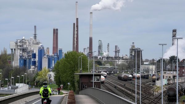 Химический завод и нефтеперерабатывающий завод видны в Весселинге, недалеко от Кельна - Sputnik International