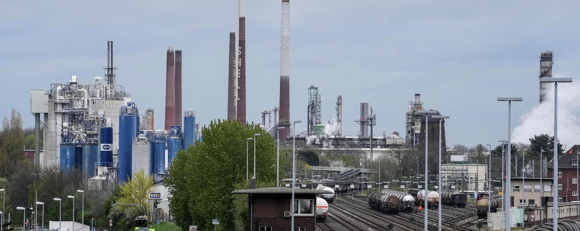 Химический завод и нефтеперерабатывающий завод видны в Весселинге, недалеко от Кельна - Sputnik International, 1920, 25.08.2025