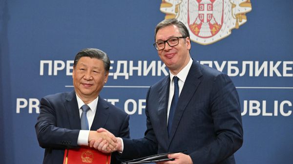 Chinese President Xi Jinping (L) and Serbian President Aleksandar Vucic (R) shake hands after signing bilateral documents during a meeting in Belgrade, on May 8, 2024 - Sputnik International