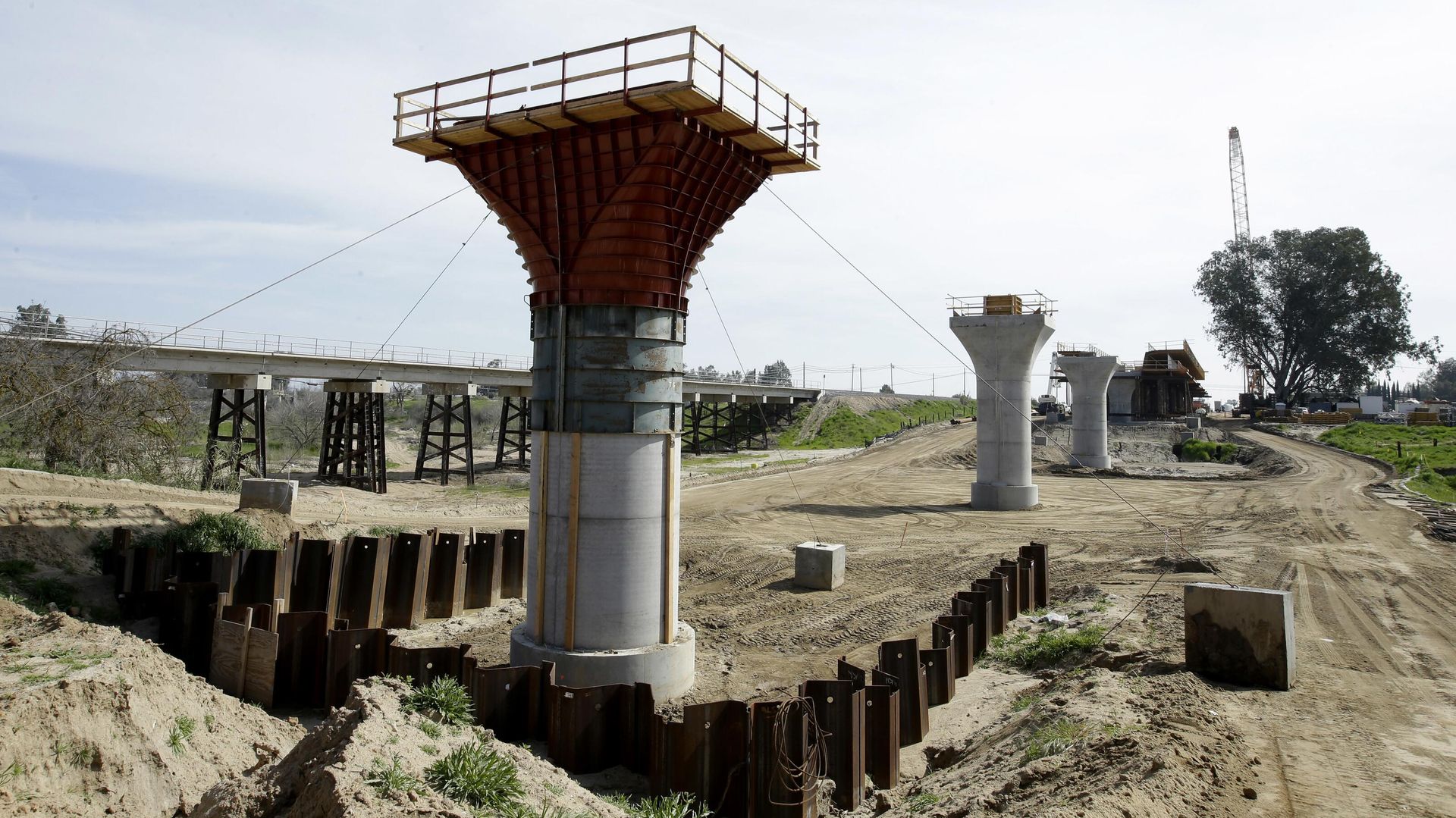 Supports for a 1,600-foot-viaduct to carry high-speed rail trains across the Fresno River are seen under construction near Madera, California, US. Supports for a 1,600-foot-viaduct to carry high-speed rail trains across the Fresno River are seen under construction near Madera, California, US. - Sputnik International, 1920, 09.05.2024