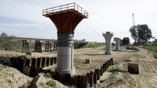 Supports for a 1,600-foot-viaduct to carry high-speed rail trains across the Fresno River are seen under construction near Madera, California, US. - Sputnik International