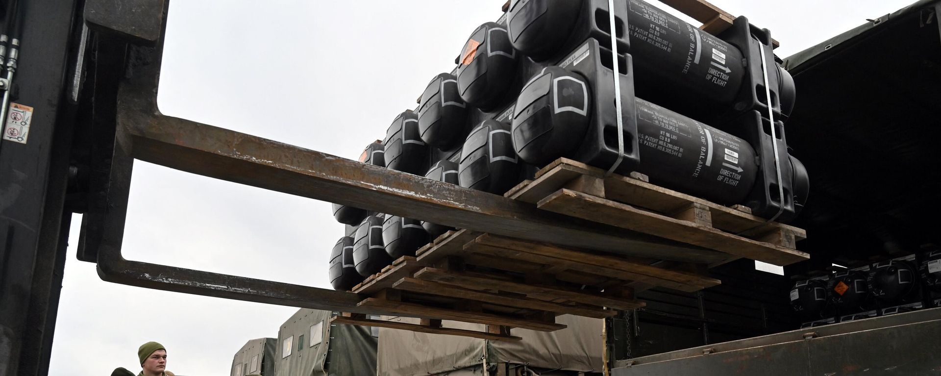 Ukrainian servicemen load a truck with the FGM-148 Javelin, an American man-portable anti-tank missile system, provided by the US to Ukraine as part of Washington's military support, upon its delivery at Kiev's Borispol airport on February 11, 2022. - Sputnik International, 1920, 10.05.2024