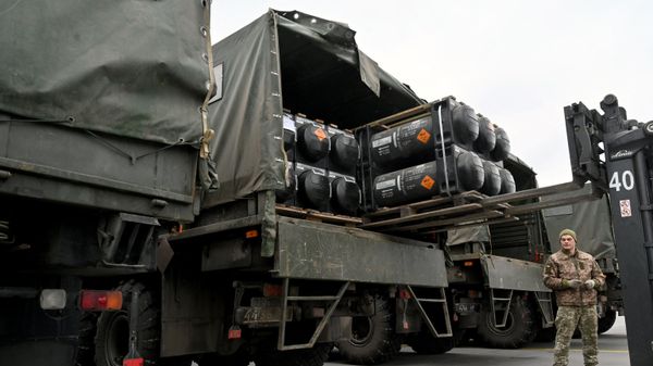 Ukrainian servicemen load a truck with the FGM-148 Javelin, American man-portable anti-tank missile provided by US to Ukraine as part of a military support, upon its delivery at Kiev's airport Borispol on February 11, 2022. - Sputnik International