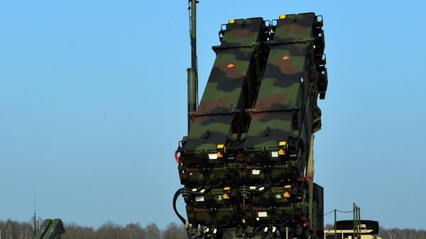 US troops from the 5th Battalion of the 7th Air Defense Regiment emplace a launching station of the Patriot air and missile defence system at a test range in Sochaczew, Poland. File photo. - Sputnik International