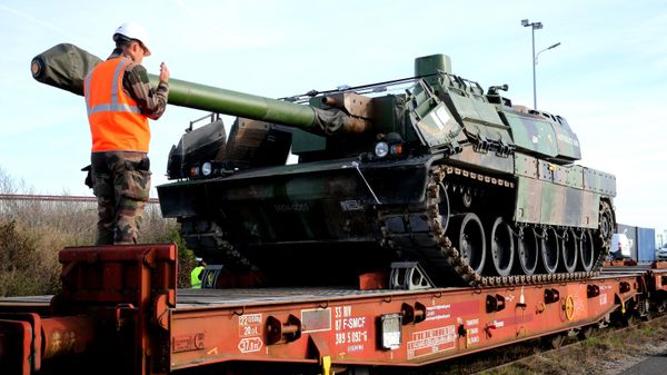 French soldiers load French Main battle tank (MBT) Leclerc on a train at the military base of Mourmelon-le-Grand, north-east of France, on November 8, 2022. - Sputnik International