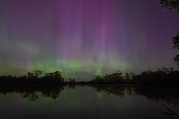 Northern lights or aurora borealis illuminate the night sky near London, Ontario, Canada. - Sputnik International
