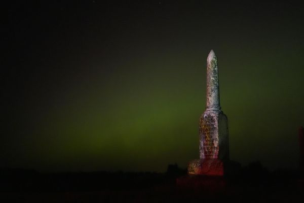 An old tombstone stands against the northern lights at a cemetery near Skidmore, Missouri, United States. - Sputnik International