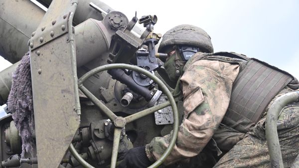 An artillery unit serviceman operates a self-propelled artillery vehicle, in the course of Russia's military operation in Ukraine, in the Kharkov region - Sputnik International