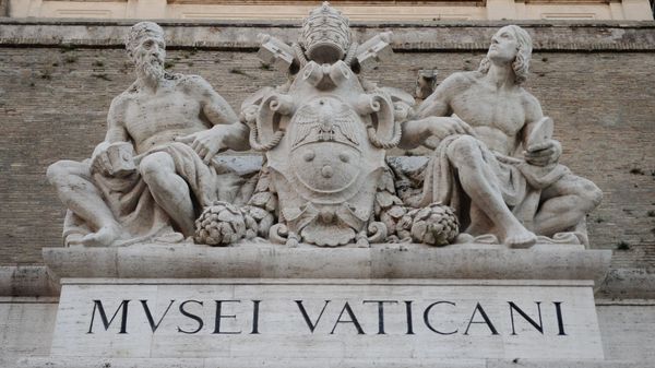 The sculpture composition portraing Michelangelo and Raphael over the entrance to the Vatican Museums. - Sputnik International