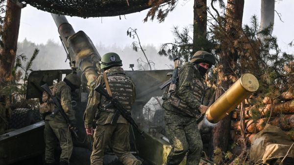 Russian servicemen fire a Giatsint-B 152 mm self-propelled howitzer towards Ukrainian positions in the course of Russia's military operation in Ukraine, - Sputnik International