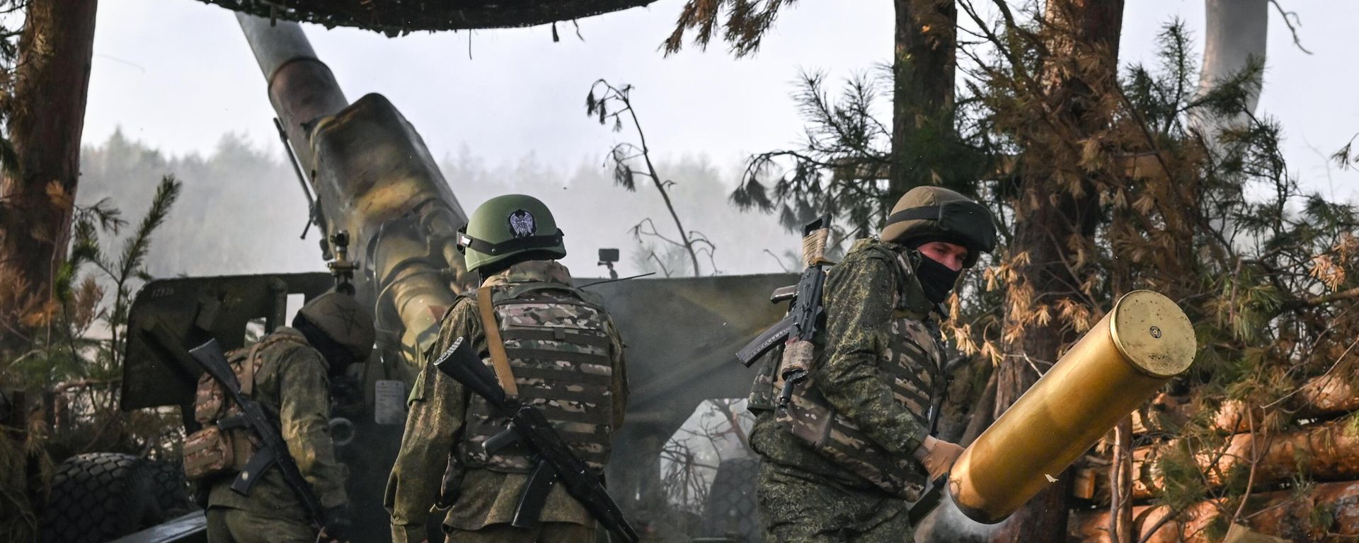 Russian servicemen fire a Giatsint-B 152 mm self-propelled howitzer towards Ukrainian positions in the course of Russia's military operation in Ukraine, - Sputnik International, 1920, 15.06.2024
