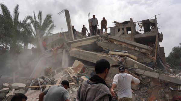 Palestinians check the rubble of a residential building destroyed in an Israeli strike in  Al-Zawayda in the central Gaza Strip on May 11, 2024, amid the ongoing conflict between Israel and the Hamas movement.  - Sputnik International
