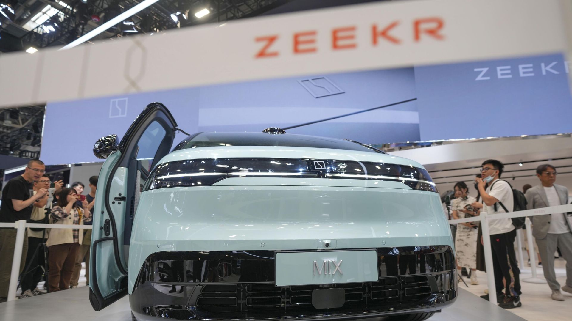 Visitors look at a Zeekr Mix car during the China Auto Show in Beijing, China, Friday, April 26, 2024. Visitors look at a Zeekr Mix car during the China Auto Show in Beijing, China, Friday, April 26, 2024. - Sputnik International, 1920, 14.05.2024
