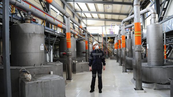  A worker at a workshop of the Khiagda enterprise in the Republic of Buryatia beginning preparations for the development of the Istochnoye and Verhinskoye natural uranium deposits at the Khiagda ore field. - Sputnik International