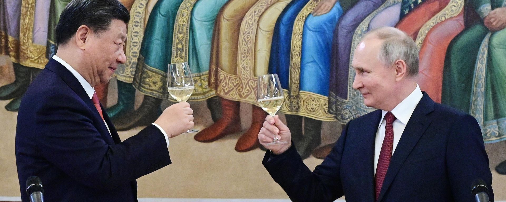 Chinese President Xi Jinping and Russian President Vladimir Putin attend a reception in honor of the Chinese leader's visit to Moscow at the Kremlin, in Moscow, Russia Chinese President Xi Jinping and Russian President Vladimir Putin attend a reception in honor of the Chinese leader's visit to Moscow at the Kremlin, in Moscow, Russia - Sputnik International, 1920, 02.10.2024