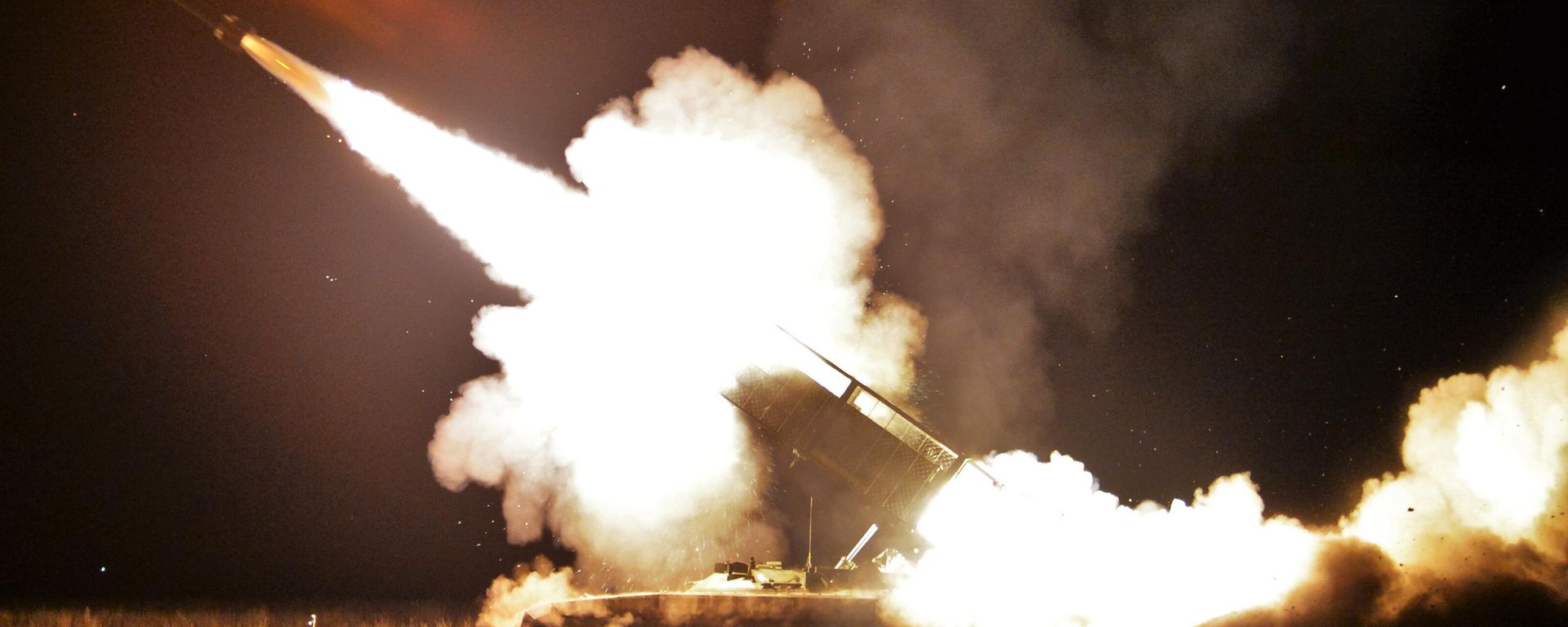 Russian servicemen fire a TOS-1A Solntsepyok multiple rocket launcher  - Sputnik International, 1920, 06.07.2026