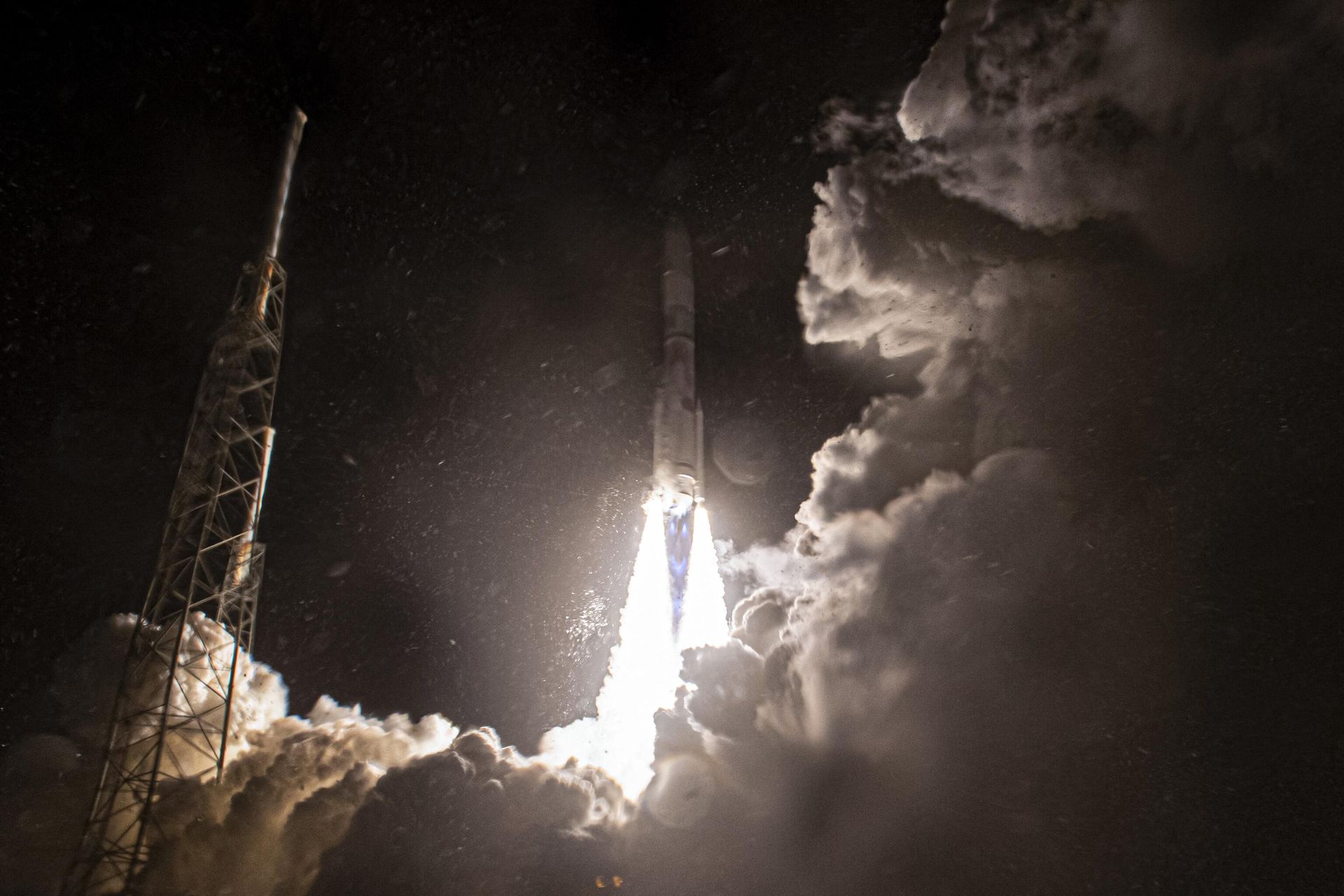 The brand new rocket, United Launch Alliance's (ULA) Vulcan Centaur, lifts off from Space Launch Complex 41d at Cape Canaveral Space Force Station in Cape Canaveral, Florida, on January 8, 2024, for its maiden voyage, carrying Astrobotic's Peregrine Lunar Lander.  - Sputnik International, 1920, 14.05.2024