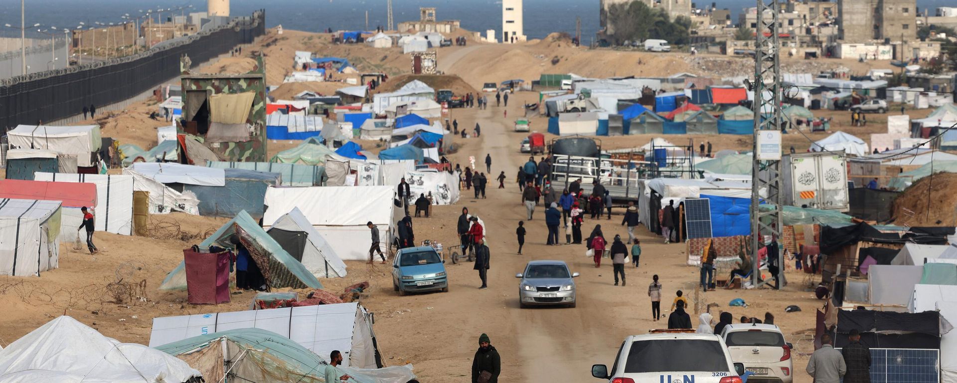 Displaced Palestinians camp near the border fence between Gaza and Egypt, on February 16, 2024 in Rafah, in the southern Gaza Strip, amid the ongoing conflict between Israel and the Palestinian Hamas militant group - Sputnik International, 1920, 01.06.2024