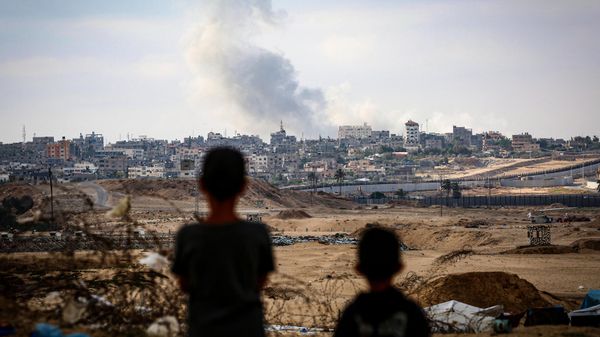 Boys watch smoke billowing during Israeli strikes east of Rafah in the southern Gaza Strip on May 13, 2024, amid the ongoing conflict between Israel and the Palestinian militant group Hamas - Sputnik International