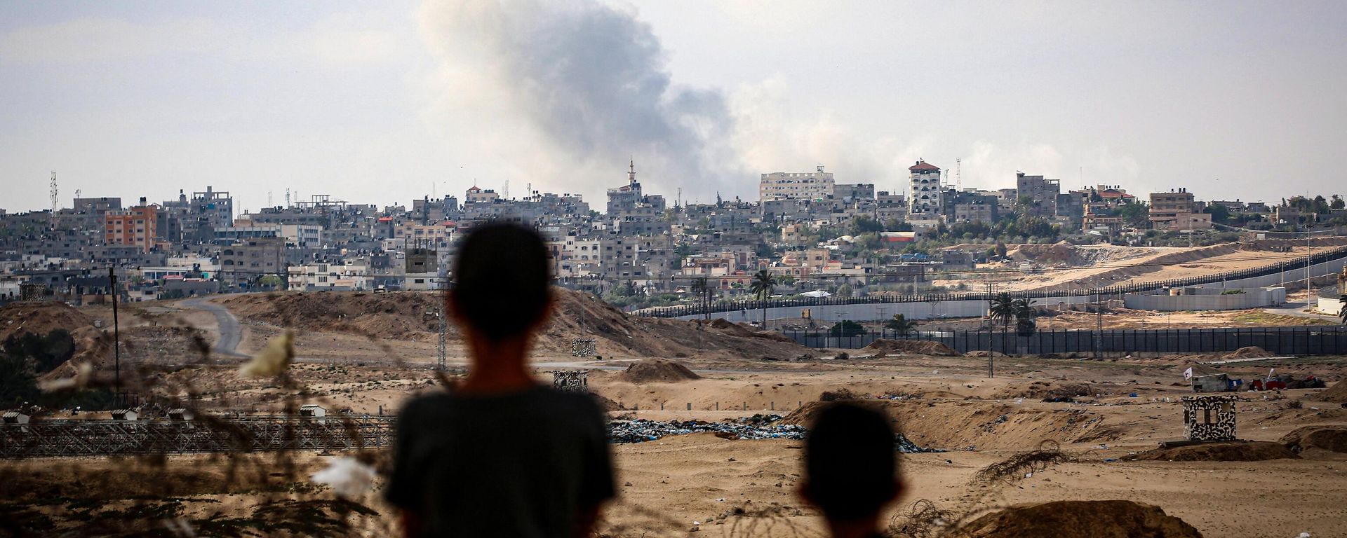 Boys watch smoke billowing during Israeli strikes east of Rafah in the southern Gaza Strip on May 13, 2024, amid the ongoing conflict between Israel and the Palestinian militant group Hamas Boys watch smoke billowing during Israeli strikes east of Rafah in the southern Gaza Strip on May 13, 2024, amid the ongoing conflict between Israel and the Palestinian militant group Hamas - Sputnik International, 1920, 20.05.2024